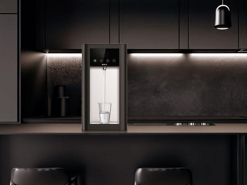 Moderner BRITA BR50 Wasserspender mit Glas in eleganter, dunkler Küchenumgebung.